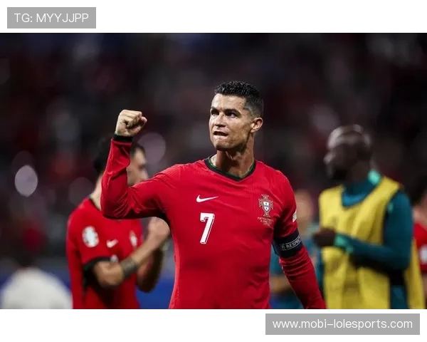 邓足球天赋超凡突破自我成就传奇 未来有望成为世界足坛新巨星